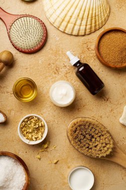 Spa güzellik cilt bakımı mock-up organik vücut fırçası ve masaj traverten arka plan üzerinde scrubs için malzemelerle, üst görünümü  