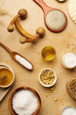 Spa güzellik cilt bakımı mock-up organik vücut fırçası ve masaj traverten arka plan üzerinde scrubs için malzemelerle, üst görünümü  