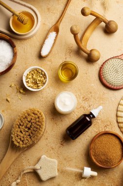 Spa güzellik cilt bakımı mock-up organik vücut fırçası ve masaj traverten arka plan üzerinde scrubs için malzemelerle, üst görünümü  