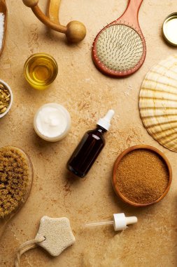 Spa güzellik cilt bakımı mock-up organik vücut fırçası ve masaj traverten arka plan üzerinde scrubs için malzemelerle, üst görünümü  