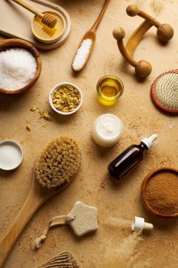Spa güzellik cilt bakımı mock-up organik vücut fırçası ve masaj traverten arka plan üzerinde scrubs için malzemelerle, üst görünümü  