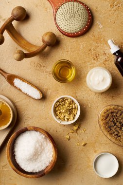 Spa güzellik cilt bakımı mock-up organik vücut fırçası ve masaj traverten arka plan üzerinde scrubs için malzemelerle, üst görünümü  