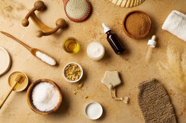 Spa güzellik cilt bakımı mock-up organik vücut fırçası ve masaj traverten arka plan üzerinde scrubs için malzemelerle, üst görünümü  