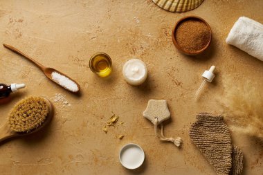 Spa güzellik cilt bakımı mock-up organik vücut fırçası ve traverten arka plan üzerinde scrubs için malzemeler, üst görünümü  