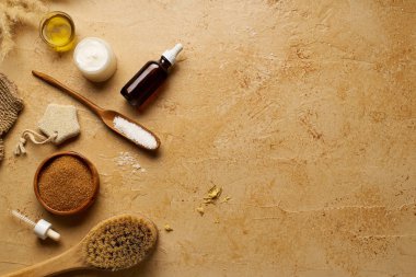 Spa güzellik cilt bakımı mock-up organik vücut fırçası ve traverten arka plan üzerinde scrubs için malzemeler, üst görünümü  