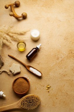 traverten arka plan üzerinde vücut fırçası ile serum ve masaj. Spa güzellik cilt bakımı mock-up