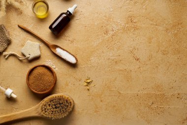 Spa güzellik cilt bakımı mock-up organik vücut fırçası ve traverten arka plan üzerinde scrubs için malzemeler, üst görünümü  