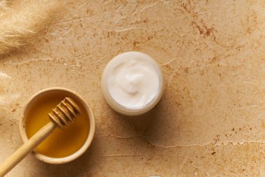 Küçük kapta krem ile traverten arka plan üzerinde Spa güzellik cilt bakımı mock-up. Üstte görüntü 