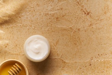 Küçük kapta krem ile traverten arka plan üzerinde Spa güzellik cilt bakımı mock-up. Üstte görüntü 