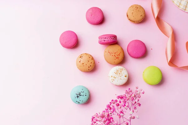 Sweet Colorful Macarons Pink Background Top View — Stock Photo, Image