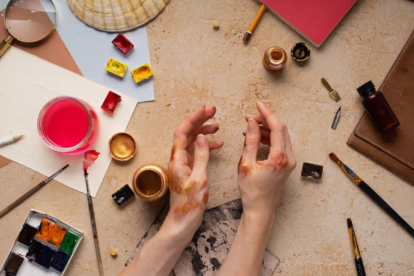 Mãos Femininas Segurando Pincel Sobre Espaço Trabalho Artista Com Equipamento — Fotografia de Stock