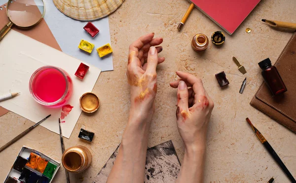 Mãos Femininas Segurando Pincel Sobre Espaço Trabalho Artista Com Equipamento — Fotografia de Stock