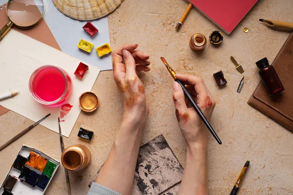 Mão Feminina Segurando Pincel Sobre Espaço Trabalho Artista Com Equipamento — Fotografia de Stock