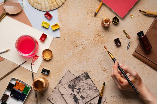 Mão Feminina Segurando Pincel Sobre Espaço Trabalho Artista Com Equipamento — Fotografia de Stock