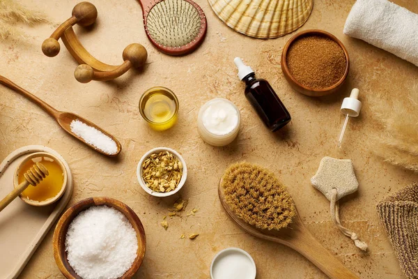 Spa güzellik cilt bakımı mock-up organik vücut fırçası ve masaj traverten arka plan üzerinde scrubs için malzemelerle, üst görünümü  