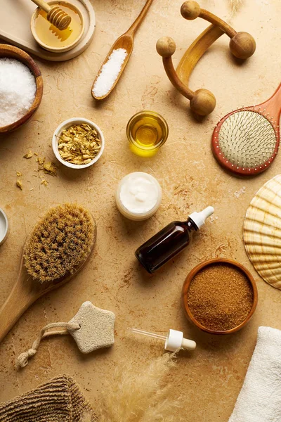 Spa güzellik cilt bakımı mock-up organik vücut fırçası ve masaj traverten arka plan üzerinde scrubs için malzemelerle, üst görünümü  