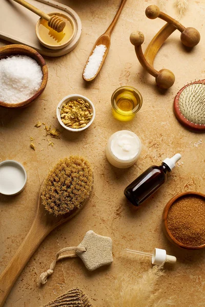 Spa güzellik cilt bakımı mock-up organik vücut fırçası ve masaj traverten arka plan üzerinde scrubs için malzemelerle, üst görünümü  