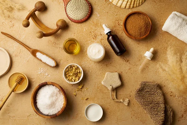 Spa güzellik cilt bakımı mock-up organik vücut fırçası ve masaj traverten arka plan üzerinde scrubs için malzemelerle, üst görünümü  