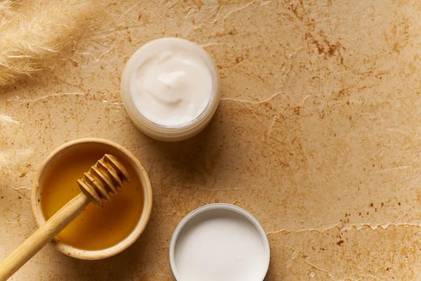 Küçük kapta krem ile traverten arka plan üzerinde Spa güzellik cilt bakımı mock-up. Üstte görüntü 