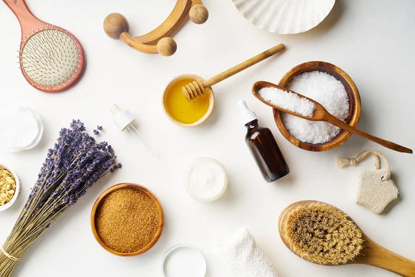 lavanta çiçekleri ve masa üzerinde scrubs ile ev yapımı güzellik ürünleri, Spa güzellik cilt bakım konsepti  