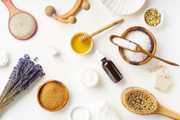 lavanta çiçekleri ve masa üzerinde scrubs ile ev yapımı güzellik ürünleri, Spa güzellik cilt bakım konsepti  