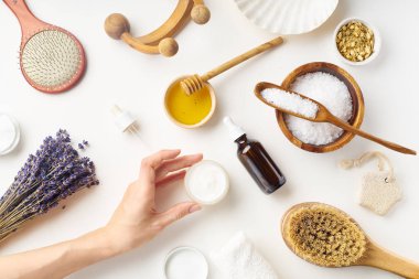 Lavanta ve önlük ile ev yapımı güzellik ürünleri ile masa üzerinde Kadın el, Spa güzellik cilt bakım konsepti 