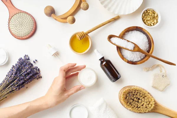 Lavanta ve önlük ile ev yapımı güzellik ürünleri ile masa üzerinde Kadın el, Spa güzellik cilt bakım konsepti 