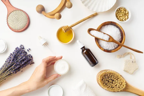 Mano Sobre Tabla Femenina Con Lavanda Productos Belleza Caseros Con — Foto de Stock