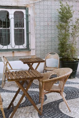 Cascais, Portekiz - 31 Ağustos 2019: Yazın güneşli yaz gününde kafe terası 