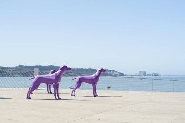 Lizbon, Portekiz - 1 Eylül 2019: Lizbon 'daki Sanat ve Teknoloji Müzesi' nin tepesindeki heykel grubu 