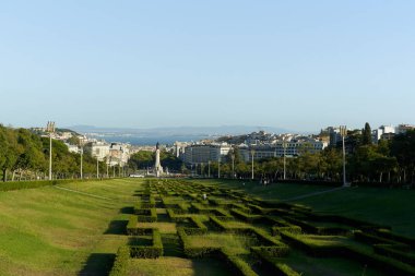 Lizbon, Portekiz - 1 Eylül 2019: Güneşli sonbahar gününde Eduardo Vii parkının manzarası