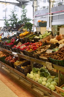 Lizbon, Portekiz - 2 Eylül 2019: marketler Mercado da Ribeira 'da alışveriş yapıyor.