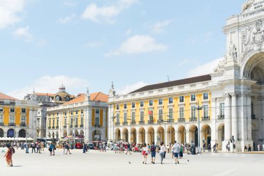 Lizbon, Portekiz - 27 Ağustos 2019: Güneşli bir günde Ticaret Meydanı Praca do Commercio