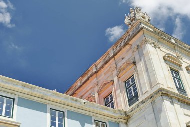 Lizbon, Portekiz - 27 Ağustos 2019: Güneşli bir günde şehir merkezindeki tarihi binaların cepheleri 