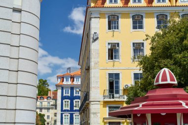 Lizbon, Portekiz - 27 Ağustos 2019: Güneşli bir günde şehir merkezindeki tarihi binaların cepheleri 