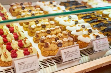 Lizbon, Portekiz - 28 Ağustos 2019: Time Out gıda pazarında şekerleme tezgahı, Mercado da Ribeira