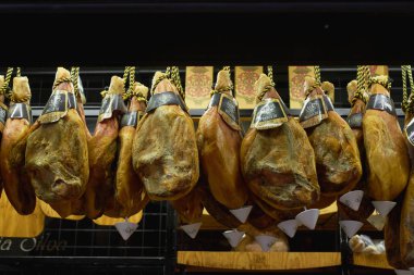 Lizbon, Portekiz - 28 Ağustos 2019: Time Out gıda pazarında takılan Jamon, Mercado da Ribeira