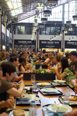 Lizbon, Portekiz - 28 Ağustos 2019: İnsanlar Mercado da Ribeira Time Out gıda pazarında yemek yiyor 