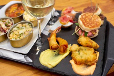 Morina balıklı geleneksel Portekiz aperatifleri ahtapot balıklı midyeler ve bir bardak şarap. 