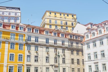 Lizbon, Portekiz - 27 Ağustos 2019: Güneşli bir günde şehir merkezindeki tarihi binaların cepheleri 