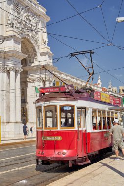 Lizbon, Portekiz - 27 Ağustos 2019: Eski şehir bölgesinin caddesinde geleneksel kırmızı vintage tramvay