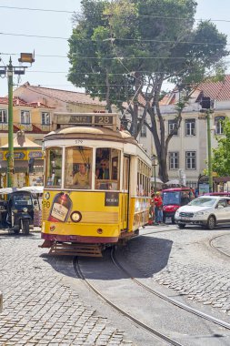 Lizbon, Portekiz - 27 Ağustos 2019: Eski şehir bölgesindeki geleneksel klasik tramvay 