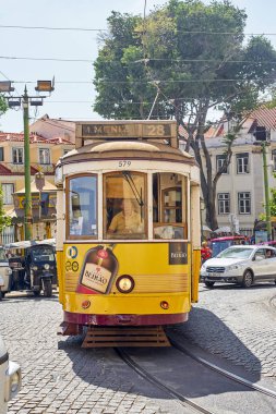 Lizbon, Portekiz - 27 Ağustos 2019: Eski şehir bölgesindeki geleneksel klasik tramvay 