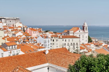 Lizbon, Portekiz - 27 Ağustos 2019: Eski ortaçağ cepheleriyle şehir merkezinde görüş 