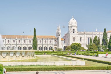 Lizbon, Portekiz - 28 Ağustos 2019 Jeronimos Manastırı ve güneşli bir günde çeşmeli park 
