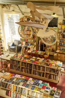 Lizbon, Portekiz - 28 Ağustos 2019: Livraria Ler Devagar, ünlü yaratıcı tavan arası Lx fabrikası 