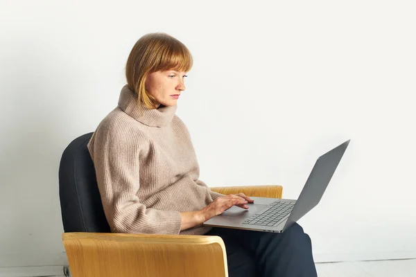 Junge Frau Mit Roten Haaren Und Sommersprossen Warmen Pullover Laptop — Stockfoto