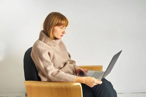 Fiatal Vörös Haj Szeplők Visel Meleg Pulóver Dolgozik Laptop Miközben — Stock Fotó