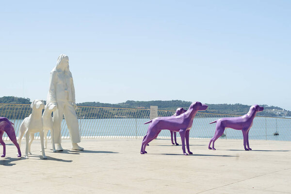 ЛИСБОН, ПОРТУГАЛЬ - 1 СЕНТЯБРЯ 2019 г.: Скульптурная группа на вершине музея искусств и технологий МААТ в Лиссабоне
 