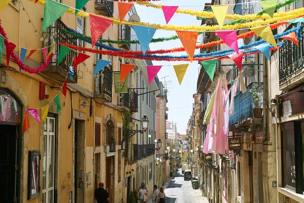 Lisboa Portugal Septiembre 2019 Guirnaldas Colgando Entre Edificios Tradicionales Calle — Foto de Stock